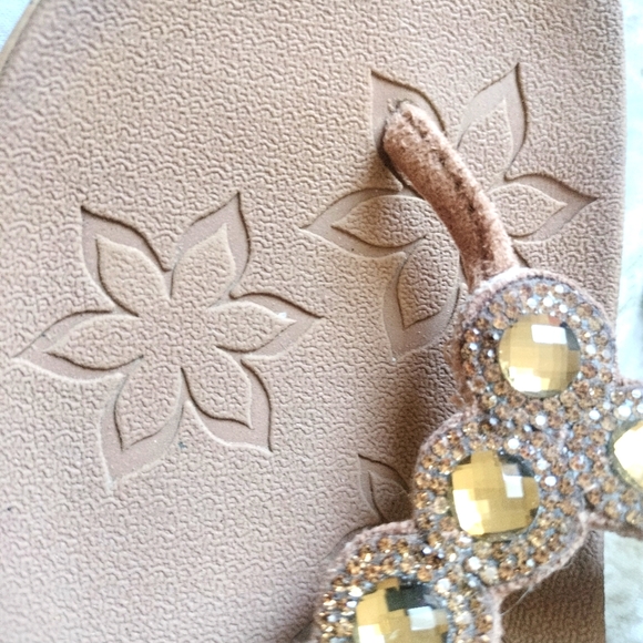 Luxe Foam Wedges - Picture 5 of 11